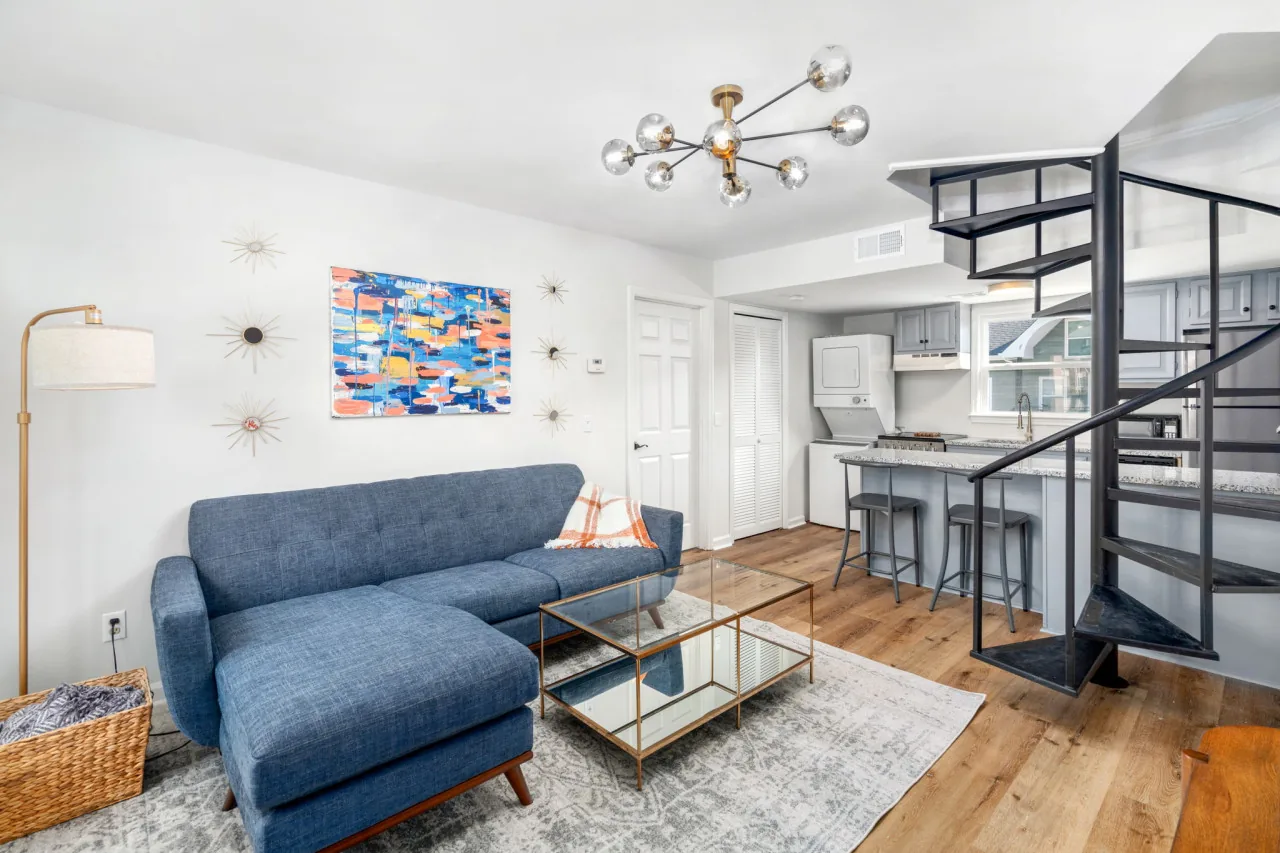 Walk to Downtown Auburn - Remodeled & Modern Condo